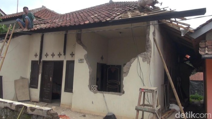 Kondisi rumah di Subang yang terdampak gempa bumi Sumedang.