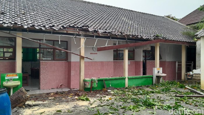 Kondisi SDN Dukuhan Kerten Solo yang rusak tertimpa pohon tumbang, Rabu (3/1/2024).