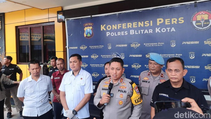 Konferensi pers pembunuhan bos shelter anjing di Blitar