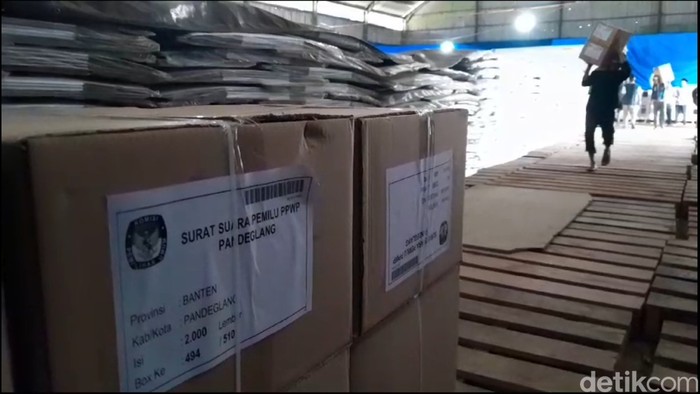 KPU Pandeglang telah menerima logistik surat suara untuk pemilu 2024. Logistik yang diterima KPU berupa surat suara presiden dan wakil presiden (Aris Rivaldo/detikcom)
