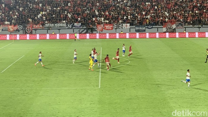 Laga penutup Liga 1 musim ini di 2023 antara Bali United dan Persib Bandung di Stadion Kapten I Wayan Dipta, Gianyar. (Siti Muamalah)