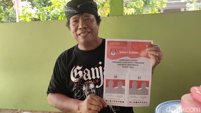 Liasion Officer (LO) PDIP Solo, YF Sukasno, menunjukkan simulasi surat suara Pilpres 2024 dari KPU, Rabu (3/1/2024).