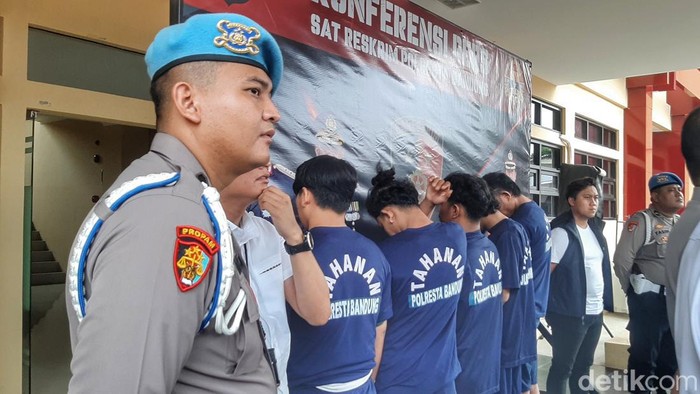 Lima Pria pengeroyok pemuda di Bandung saat diamankan Polisi.