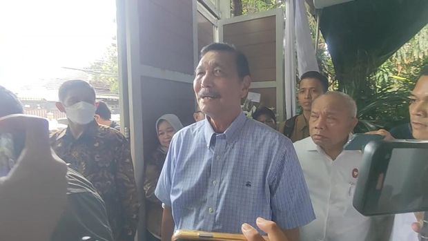 Luhut saat melayat ke rumah duka Rizal Ramli (Annisa/detikcom)