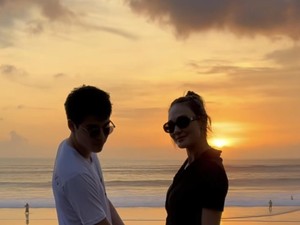 Momen Romantis Luna Maya & Maxime Bouttier, Menikmati Sunset Terakhir di 2023