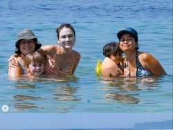 Gaya Luna Maya Liburan di Pantai Viral, Pakai Sunblock Tebal bak Topeng