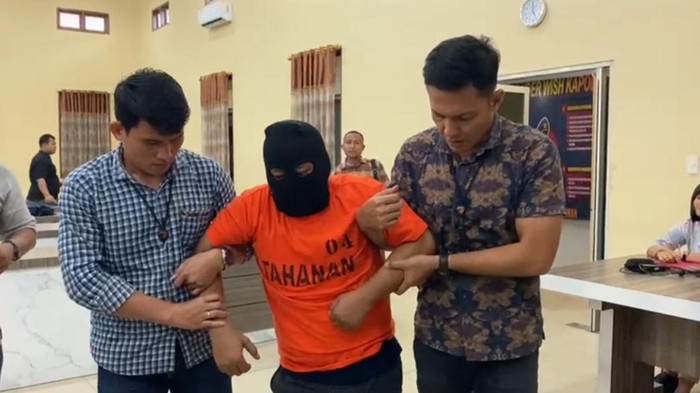 M Rizal (50), pria yang mengaku sebagai polisi untuk menipu warga diamankan di Polres Pelabuhan Belawan. (Dok Polres Pelabuhan Belawan).