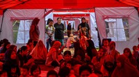 Warga mengungsi karena rumahnya rusak akibat gempa. Sementara itu Pranata Humas Ahli Muda BPBD Jabar Hadi Rahmat Hardjasasmita mengatakan hingga Selasa (2/1/2024), data sementara ada 487 rumah dan bangunan rusak akibat gempa ini.  