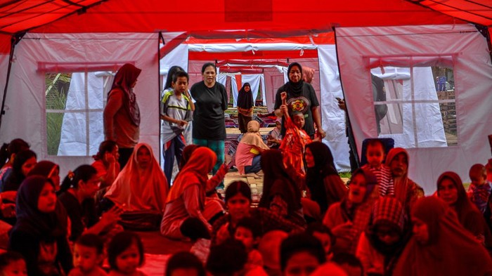 Masa tanggap darurat bencana di Sumedang Petugas menyiapkan tenda darurat bagi warga terdampak gempa di Cipameungpeuk, Kabupaten Sumedang, Jawa Barat, Rabu (3/1/2024). Pemerintah Kabupaten Sumedang menetapkan status tanggap darurat bencana gempa bumi sejak 1 Januari hingga 7 Januari 2024 dengan memfokuskan penanganan bagi masyarakat yang terdampak. ANTARA FOTO/Raisan Al Farisi/nym.