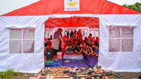 Sejumlah warga berkumpul di dalam tenda pengungsian di Babakan Hurip, Kabupaten Sumedang, Jawa Barat, Rabu (3/1/2024).