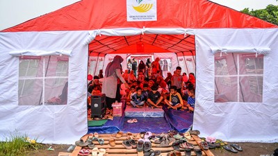 Melihat Kondisi Pengungsi Gempa Sumedang