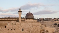 Kubah yang berwarna keabu-abuan ini didesain oleh az-Zahir. Kubahnya dilapisi dengan enamel timah. Dan di tahun 1969, kubah Masjid Al-Aqsa direkonstruksi dari beton dan dilapisi dengan aluminium anodisasi sebagai pengganti lembaran enamel timah bergaris asli.  Foto: Getty Images