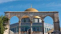 Di balik histori dan keindahan, Dome of the Rock turut menjadi saksi konflik dan insiden yang terjadi di kompleks Al-Aqsa. Salah satunya bentrokan yang sepekan ini terjadi. Serangan tersebut dipicu lantaran ada pembatasan beribadah umat Islam di Al-Aqsa oleh pasukan keamanan Israel. Foto: Getty Images
