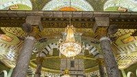Dome of the Rock berbentuk oktagonal atau persegi delapan. Struktur bangunan mengambil tradisi arsitektur khas Bizantium pada abad ke-7. Tahapan pembangunan sekaligus menunjukkan gaya arsitektur yang berbeda untuk pembangunan masjid. Foto: Getty Images