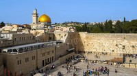 Gerbang utama Masjid Al Buraq terletak di dinding barat Al Aqsa, tapi sudah ditutup permanen. Meski demikian, masjid ini tetap dibuka untuk salat karena jemaah masih bisa menggunakan area lain. Foto: Getty Images/lucky-photographer