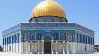 Kompleks Al Aqsa yang juga dikenal dengan Haram al-Sharif terdiri dari beberapa situs suci. Terdapat juga Dome of the Rock yang cukup populer di kalangan wisatawan dengan kubah emasnya yang mencolok, lokasinya berdekatan dengan Masjid Al Aqsa. Foto: Getty Images/lucky-photographer