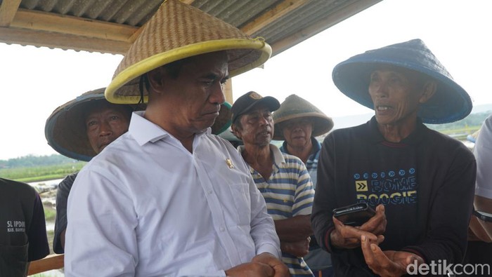 Mentan Amran Sulaiman berbincang dengan petani di Banyumas, Rabu (3/1/2023).
