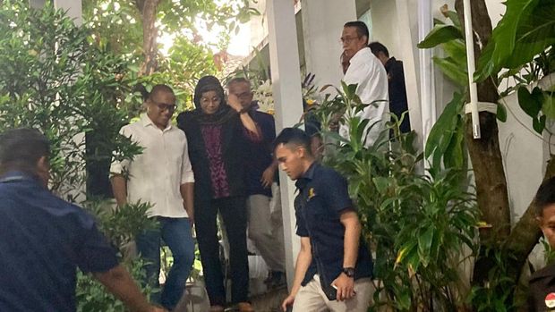 Menteri Keuangan Sri Mulyani Indrawati saat Rumah Duka Rizal Ramli. (CNBC Indonesia/Rosseno Aji Nugroho)