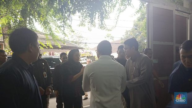 Menteri Keuangan, Sri Mulyani tiba di rumah duka Rizal Ramlan. (CNBC Indonesia/Rosseno Aji Nugroho)