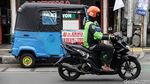 Meski Dilarang, Peraga Kampanye Mejeng di Angkot Jakarta