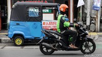 Tetapi pada kenyataan di lapangan, masih kerap dijumpai angkutan umum yang terpasang APK. Hal ini terpantau di kawasan Kampung Melayu, Jakarta Timur dan Tanah Abang, Jakarta Pusat.  