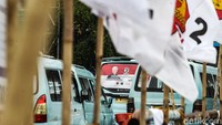 APK terpasang di angkutan umum yang beroperasi di Jakarta, Rabu (3/1/2024).