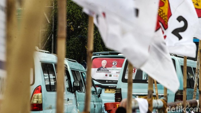 Meski Dilarang, Peraga Kampanye Mejeng di Angkot Jakarta Alat peraga kampanye (APK) Pemilu 2024 masih ditemui di angkutan umum seperti terlihat di kawasan Kampung Melayu, Jakarta. Padahal, pemasangan APK di angkutan umum dilarang Bawaslu.