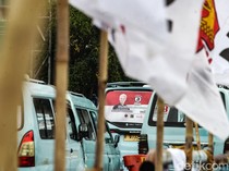 Meski Dilarang, Peraga Kampanye Mejeng di Angkot Jakarta