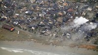 Gempa menyebabkan ribuan rumah rusak, jalanan retak, dan fasilitas umum ambruk.  