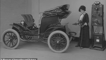 Mobil dalam foto adalah Columbia Electric Victoria Phaeton, jenis kendaraan listrik yang pertama kali diproduksi pada tahun 1905. Foto: Museum of Innovation and Science
