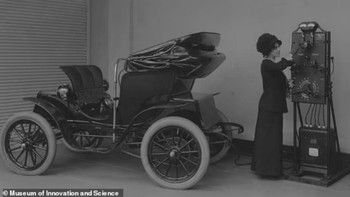 Mobil listrik adalah kendaraan pilihan bagi orang kaya. Pada tahun 1900, dari 4.192 kendaraan yang terdaftar di jalanan Amerika, lebih dari 1.500 di antaranya menggunakan tenaga listrik. Foto: Museum of Innovation and Science