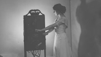 Menariknya, mobil listrik juga sangat populer di kalangan wanita sehingga sering dipasarkan kepada mereka. Deskripsi mobil tersebut menggambarkan Victoria Phaeton yang sangat sesuai untuk pengguna wanita. Foto: Museum of Innovation and Science