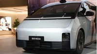 Secara desain, Li Auto Mega memiliki bentuk yang meruncing di depan dan mengkotak di belakang. Bentuk depan yang meruncing dengan garis LED yang memanjang di depan mengingatkan kita dengan ciri khas desain Hyundai Staria. Foto: Carnewschina
