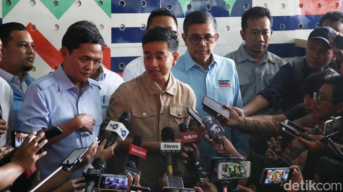 Cawapres nomor urut 02 Gibran Rakabuming Raka menyampaikan keterangan pers kepada media usai diperiksa di kantor Sekretariat Bawaslu Jakarta Pusat, Rabu (3/1/2024).