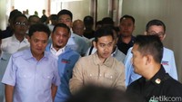Adapun Gibran memenuhi pemanggilan klarifikasi usai Bawaslu Jakpus melakukan pemanggilan ulang. Dalam kesempatan itu, Gibran didampingi tim advokasi TKN yang diwakili Habiburokhman, Hinca Pandjaitan, dan Fritz Edward Siregar. 