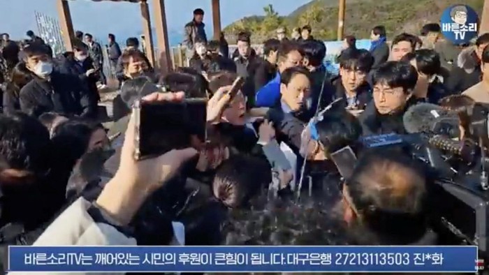 Momen Horor Penikaman Pemimpin Oposisi Korsel di Tengah Wawancara South Korea's opposition party leader Lee Jae-myung falls after being attacked by an unidentified man during his visit to Busan, South Korea, January 2, 2024. Yonhap via REUTERS THIS IMAGE HAS BEEN SUPPLIED BY A THIRD PARTY. NO RESALES. NO ARCHIVES. SOUTH KOREA OUT. NO COMMERCIAL OR EDITORIAL SALES IN SOUTH KOREA. TPX IMAGES OF THE DAY