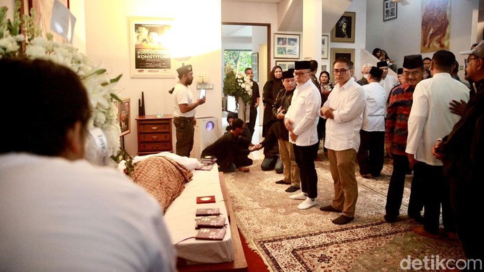 Menteri Perdagangan Zulkifli Hasan melayat ke rumah duka Rizal Ramli di Jalan Bangka IX, Jakarta Selatan, Rabu (3/1/2024). Zulhas membacakan doa hingga salatkan jenazah Rizal Ramli.