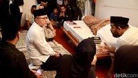 Menteri Perdagangan Zulkifli Hasan (Zulhas) melayat ke rumah duka Rizal Ramli. Zulhas juga menyebut kerap berbeda pandangan tajam dengan Rizal Ramli. Meski begitu keduanya tetap berhubungan baik. Foto: Chelsea Olivia Daffa