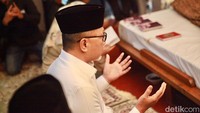 Zulkifli berdoa di samping jenazah Rizal Ramli yang disemayamkan di rumah duka Jalan Bangka IX, Jakarta Selatan, Rabu (3/1/2024).