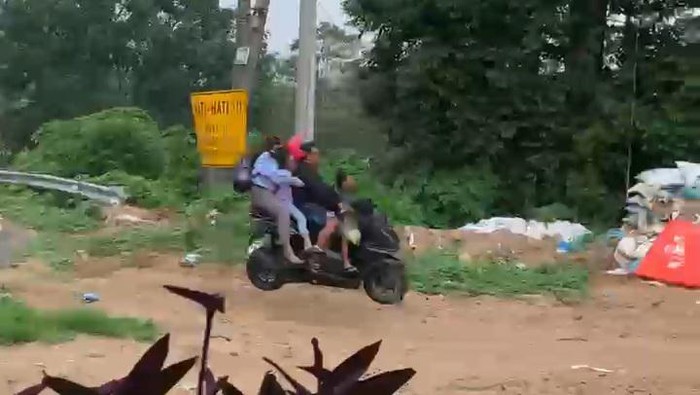 Motor sekeluarga ngeblong hingga terbang di jalur maut tikungan Gotekan, Pacet, Mojokerto.