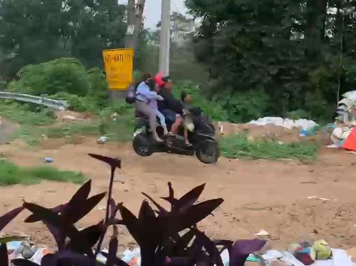 Motor sekeluarga ngeblong hingga terbang di jalur maut tikungan Gotekan, Pacet, Mojokerto.
