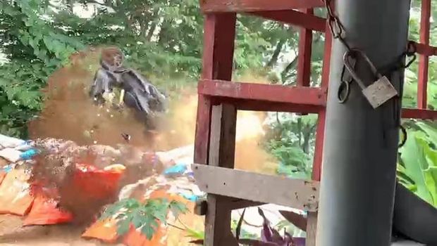 Motor sekeluarga ngeblong hingga terbang di jalur maut tikungan Gotekan, Pacet, Mojokerto.