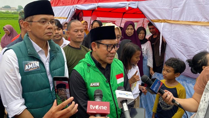 Muhaimin Iskandar (Cak Imin) di tempat pengungsi korban gempa Sumedang.