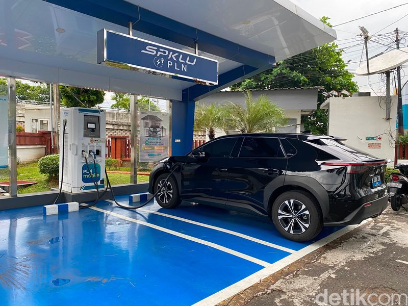 Ngecas Toyota bZ4X di SPKLU PLN