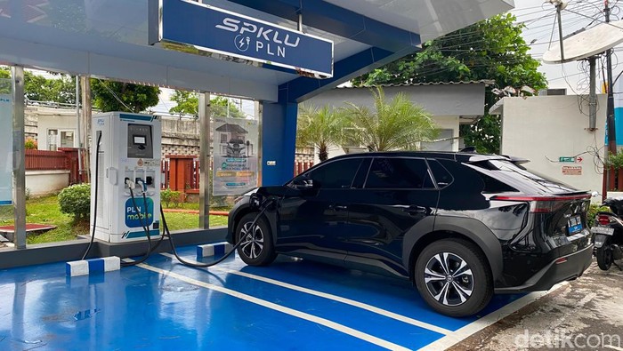 Ngecas Toyota bZ4X di SPKLU PLN