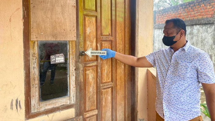 Olah TKP kontrakan Alam Bintaro yang ditemukan tewas dalam posisi tidur di Lubuklinggau.