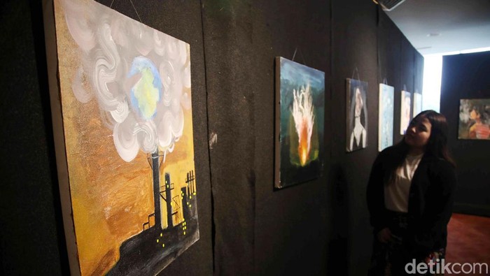 Pameran Lukisan Hilangkan Asap Rokok Sejumlah pengunjung menikmati pameran lukisan hasil karya dari komunitas Baca Yok dengan tema Hilangkan Asap, Inspirasi Datang Tanpa Batas di Perpustakaan Nasional, Jakarta, Selasa (2/1/2024).