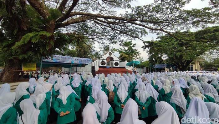Para guru Agama Kemenag Ciamis upacara dan ziarah di Situs Jambansari Makam Bupati Galuh RAA Kusumadiningrat.