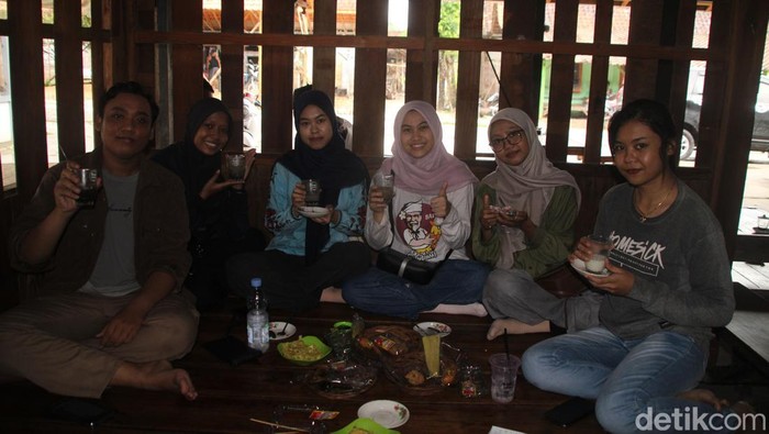 Para mahasiswa tengah menikmati kopi santen khas Desa Jepangrejo, Blora, Rabu (3/1/2024).