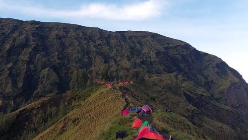 Para pendaki mendirikan tenda di Gunung Rinjani, Nusa Tenggara Barat, beberapa waktu lalu.